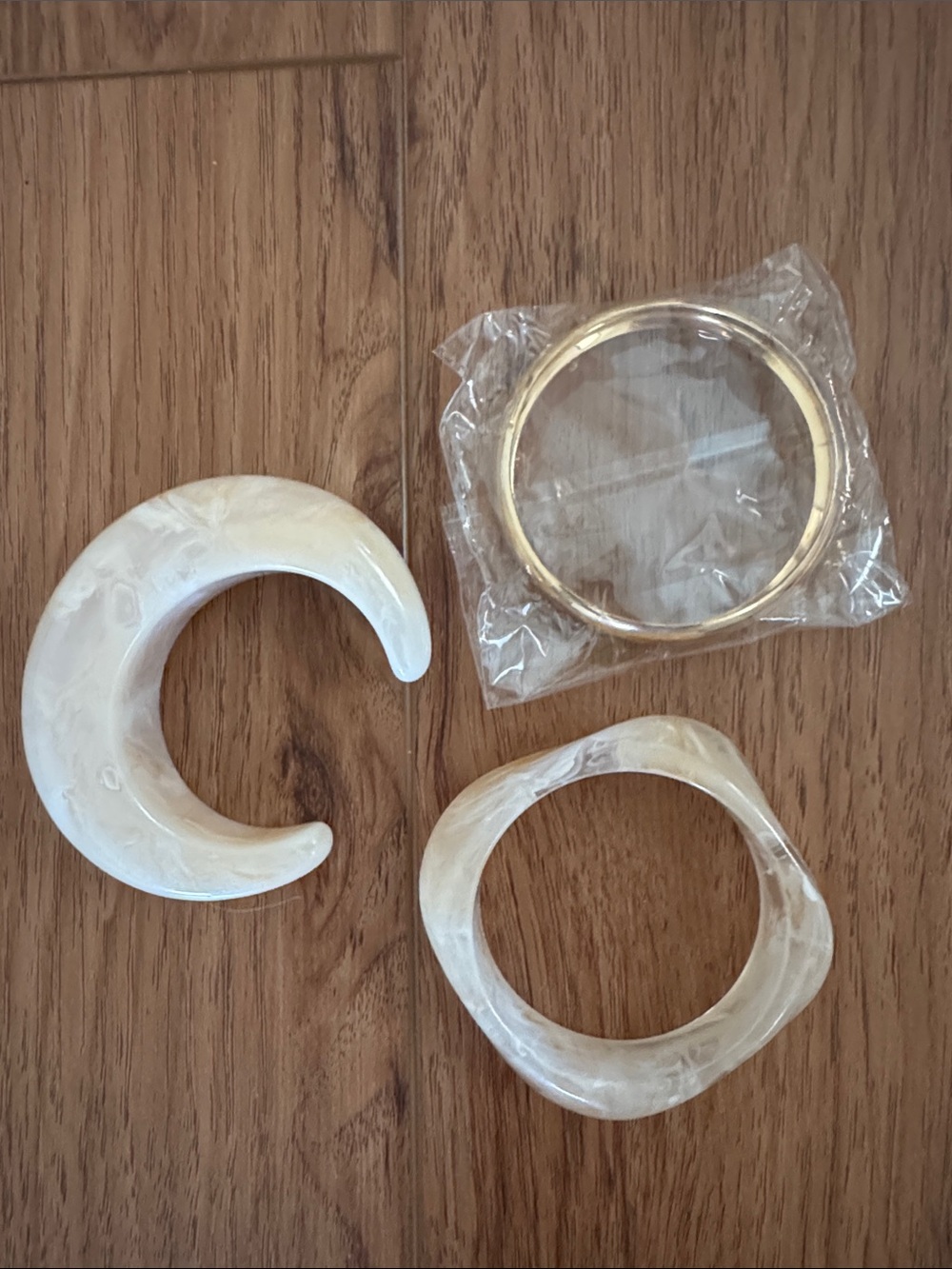 Fashion Jewelry Cream Resin Bracelet Trio with Gold Bangle